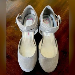 New and never worn - Grey/ Silver Jessica Simpson girls shoes Sz 4.5M